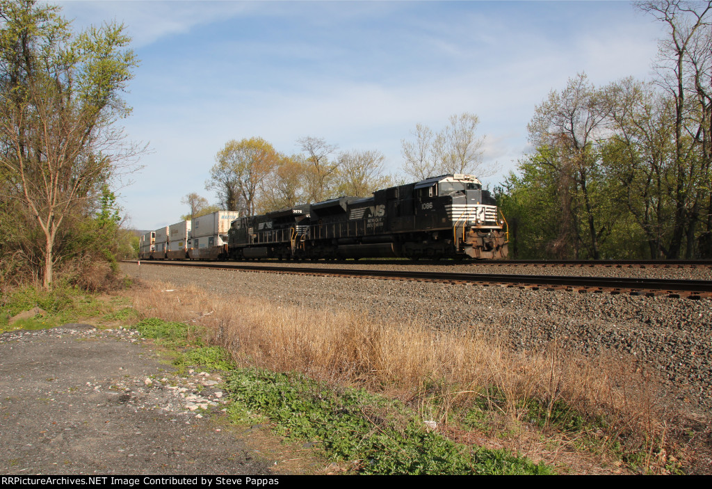 NS 1086 takes train 260 through Cove PA